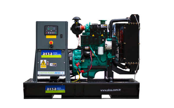 Image du générateur AKSA APD66C - Vue intérieure du générateur diesel, mettant l'accent sur le compartiment moteur et le panneau de commande.